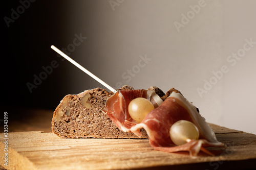 Brot mit Schinken photo