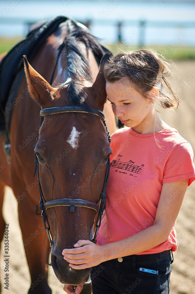 Obraz premium girl getting ready to ride a horse