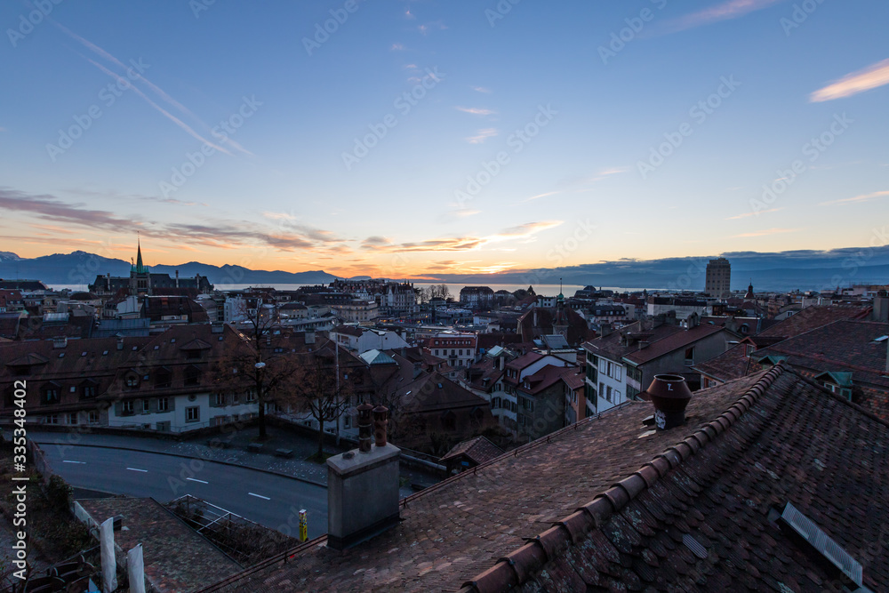 Vue au coucher de soleil sur Lausanne depuis la place de la Cathédrale (Suisse)