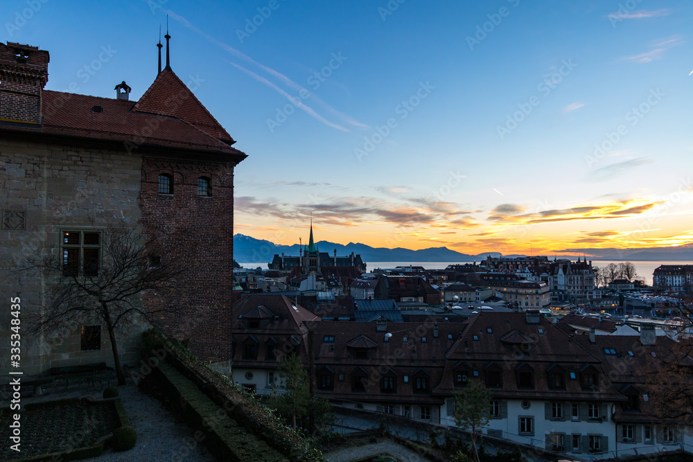Vue au coucher de soleil sur Lausanne depuis la place de la Cathédrale (Suisse)