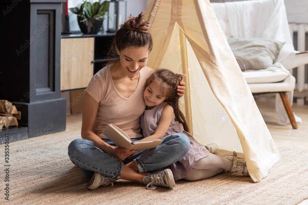 Ταπετσαρία Mom teaching smiling little daughter to read text.