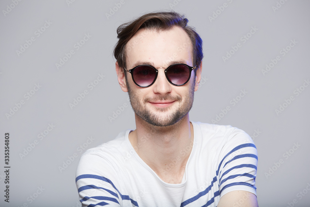 Fototapeta premium Studio shot of handsome man wearing sunglasses