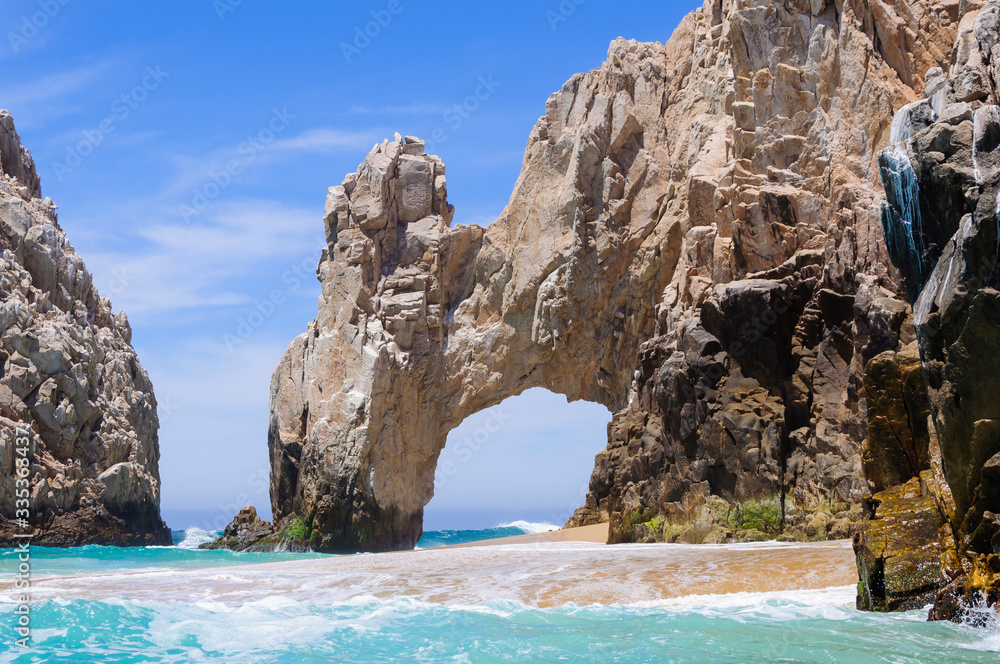 Fototapeta premium Famous rock arch in Cabo San Lucas, Baja California Sur, Mexico