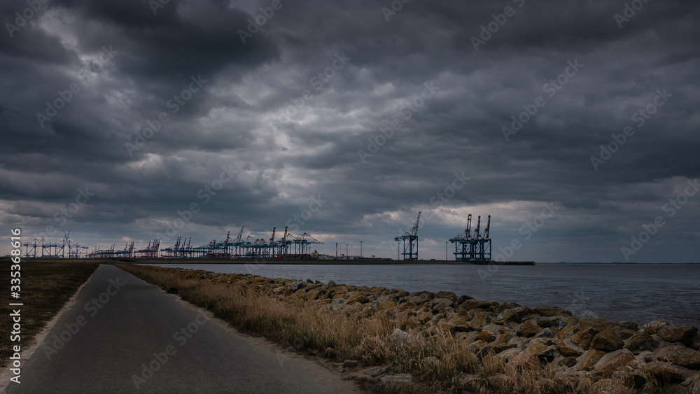 Wolken über Wirtschaft Hafen