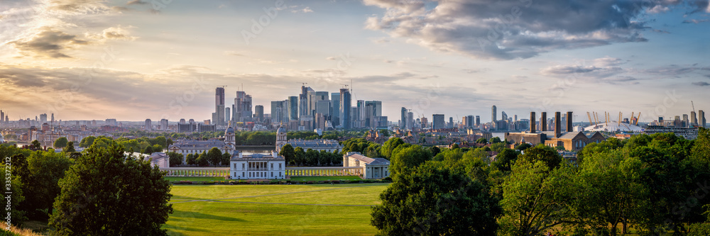Greenwich Park, Canary Wharf and the Docklands in London at sunset - High resolution panoirama - obrazy, fototapety, plakaty 