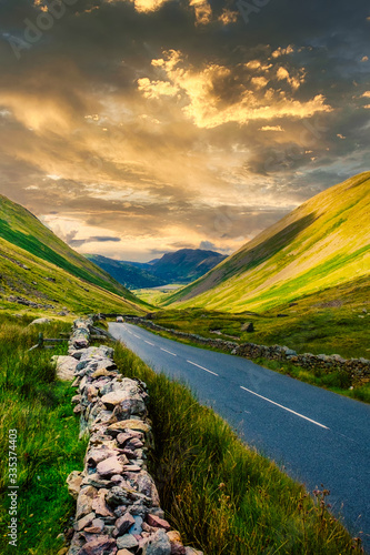 Fotografia Lonely road on a valley among the mountains at the Lake District in England