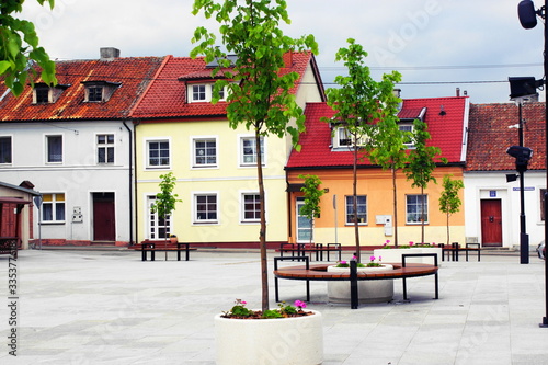 Fototapeta Naklejka Na Ścianę i Meble -  Stare kamienice na rynku w mieście Pasym