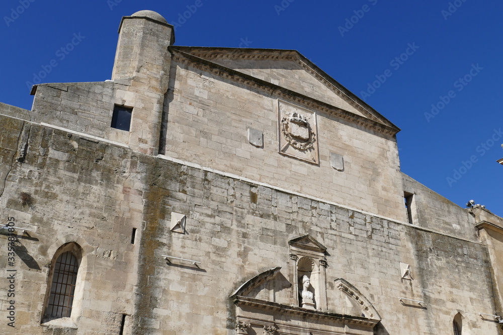 Fassade der Eglise Sainte Anne in Arles / Frankreich