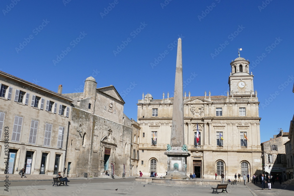 Place de la Republique mit Rathaus Obelisk und Kirche in Arles / Frankreich