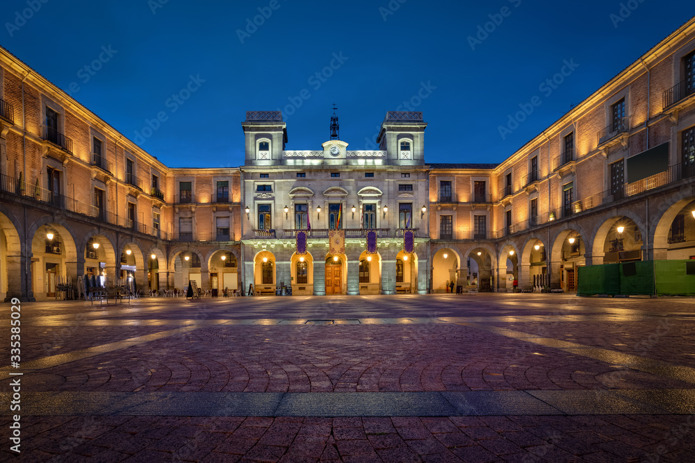 Obraz premium Avila, Spain. View of central market square (Plaza Mercado Chico) with historic building of Town Hall at dusk