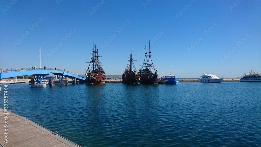 Fototapeta premium Port de pêche Hammamet, Tunis bateau pirate