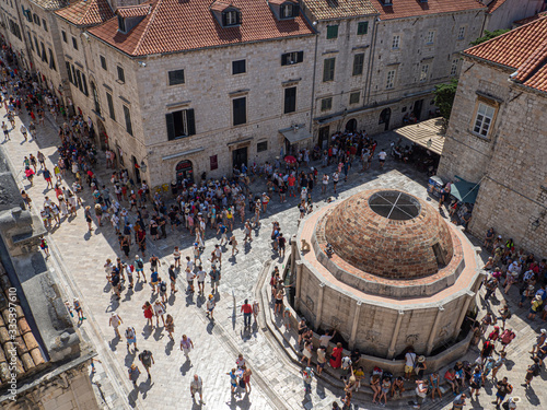 Vistas de tejados rojos y el campanario en la ciudad de Dubrovnik, en Croacia, verano de 2019