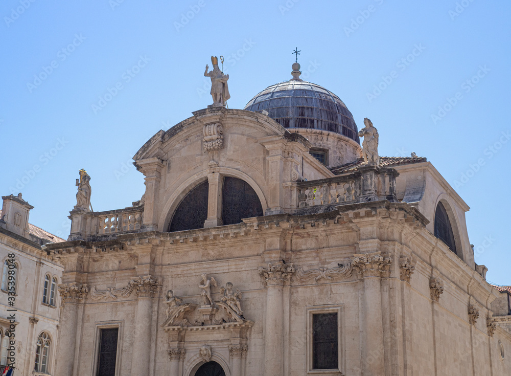 Fachada vieja de una iglesia en el casco viejo de Dubrovnik, Croacia, verano de 2019