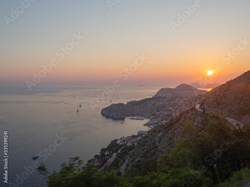 Vistas panorámicas de la costa de Dubrovnik al atardecer, en Croacia, verano de 2019 © acaballero67