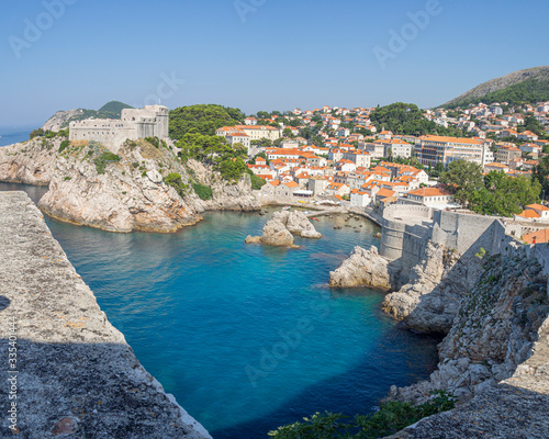 Vistas de la bahía de aguas transparentes turquesa y esmeralda, de Dubrovnik en Croacia, verano de 2019