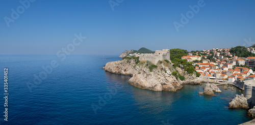 Vistas panorámicas, de la costa de Dubrovnik con aguas azules en Croacia, verano de 2019
