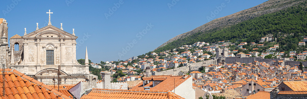 Vistas de tejados rojos y el campanario en la ciudad de Dubrovnik, en Croacia, verano de 2019