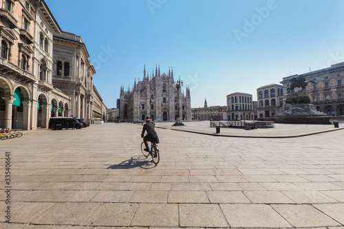Milano, Italia: Piazza del Duomo deserta durante la quarantena a causa del Corona virus - Civid 19.