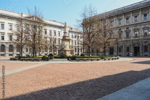 Piazza della Scala Milano, Italia, col Municipio, deserta durante la quarantena a causa del Corona virus - Civid 19. photo