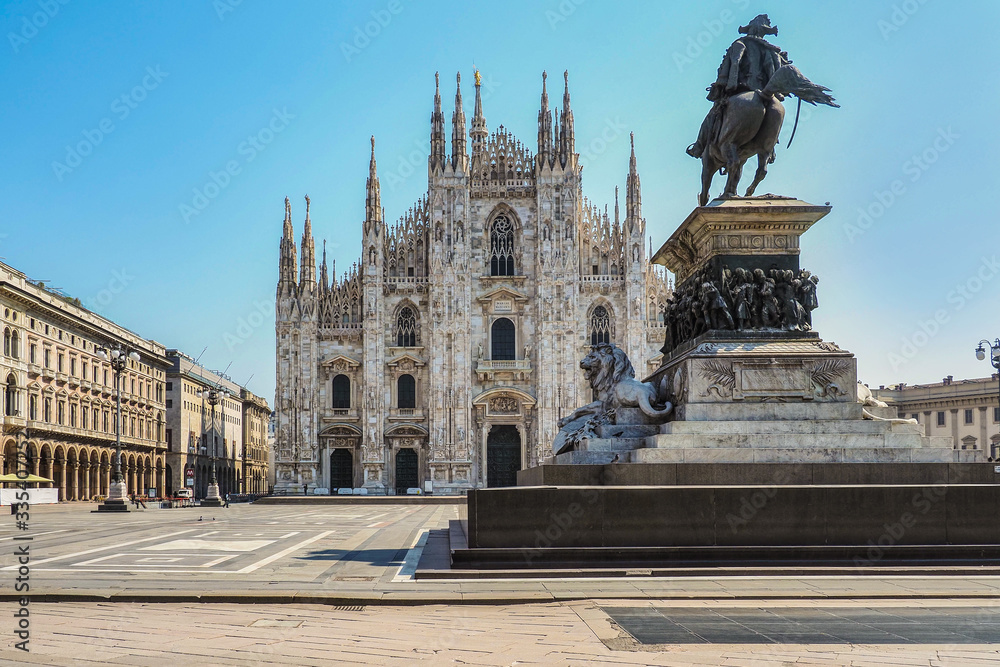 Milano, Italia: Piazza del Duomo deserta durante la quarantena a causa del Corona virus - Civid 19.