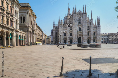 Milano, Italia: Piazza del Duomo deserta durante la quarantena a causa del Corona virus - Civid 19. photo