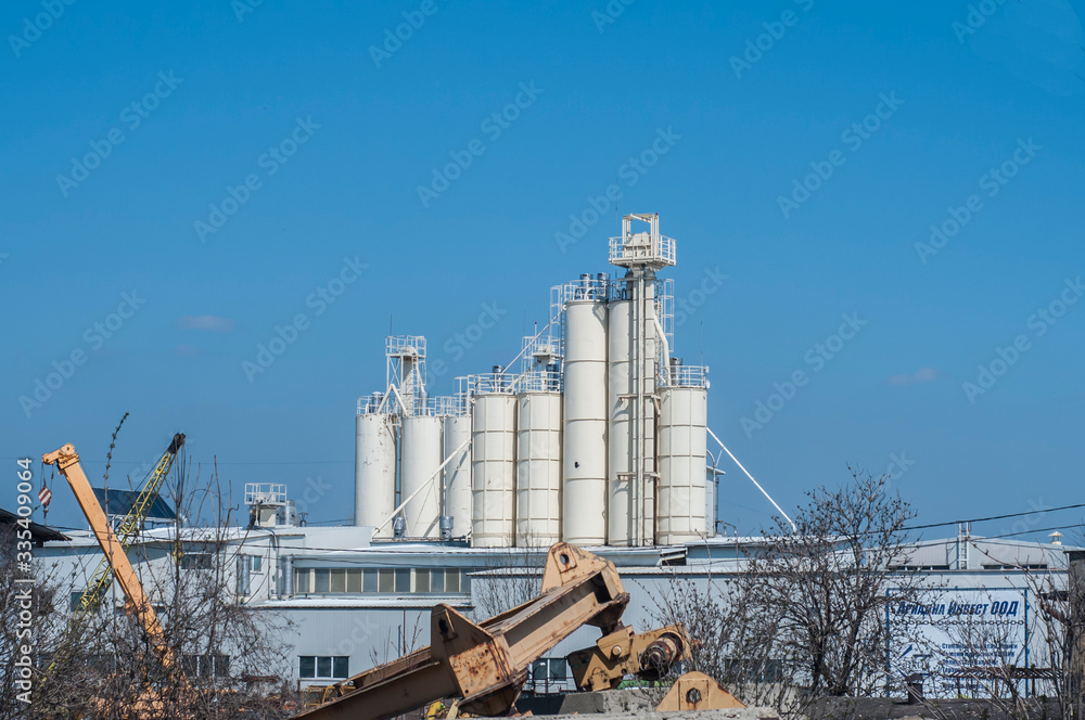 Obraz premium Cement silo tanks as industrial landscape in clear sunny day