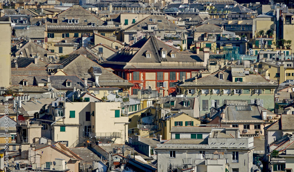 Veduta panoramica dei tetti del centro storico della città antica di Genova. 