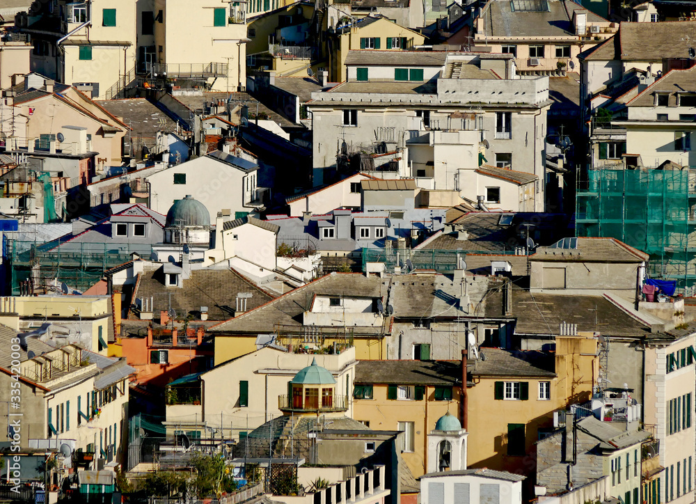 Le case e i tetti del centro storico della città di Genova. 