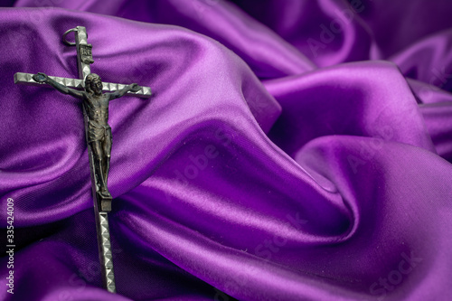 Canvastavla cross on purple background