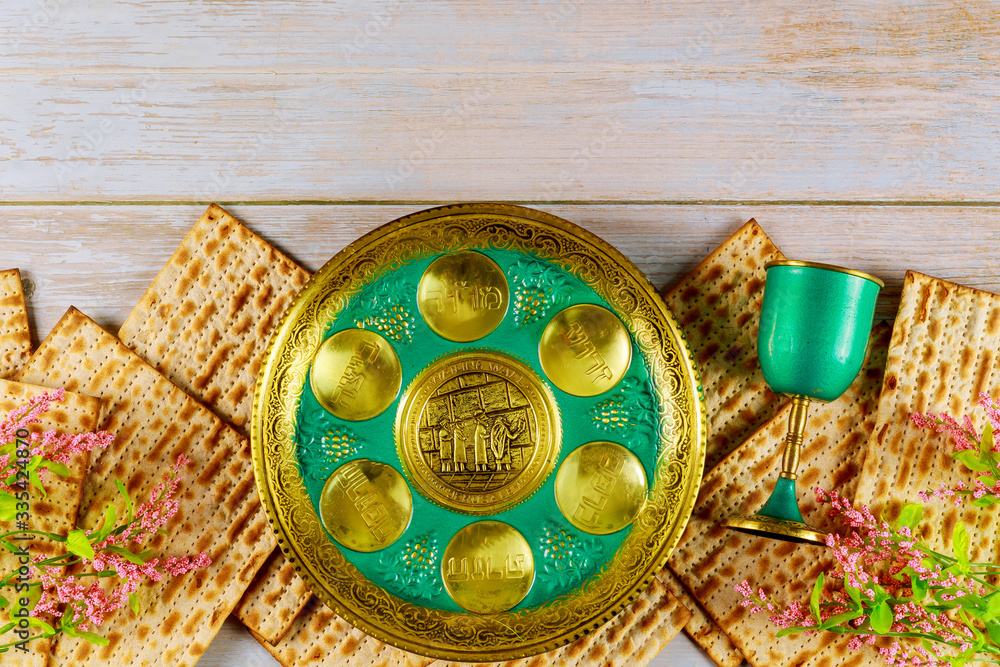 Stockfoto Jewish matzah, kiddush and seder with text in hebrew. English