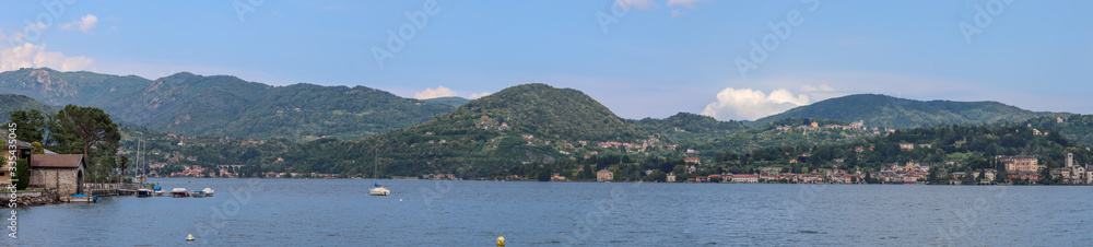 Italie - Piémont - Pella - Panorama sur le lac d'orta et la côte de Pettenasco à Orta San-Giulio
