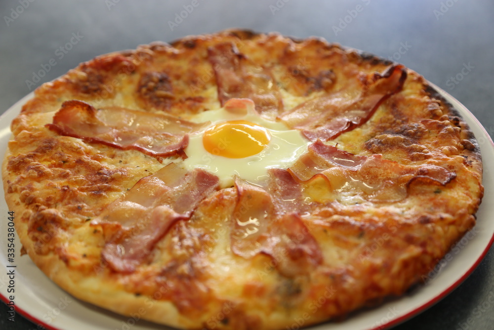 Pizza con huevos y bacon Pizza con huevos y bacon