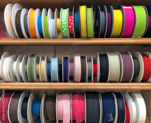 棚に並んだ色々なデザインのリボン