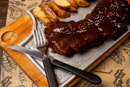 Costillas de Cerdo a la BBQ con papas fritas photo