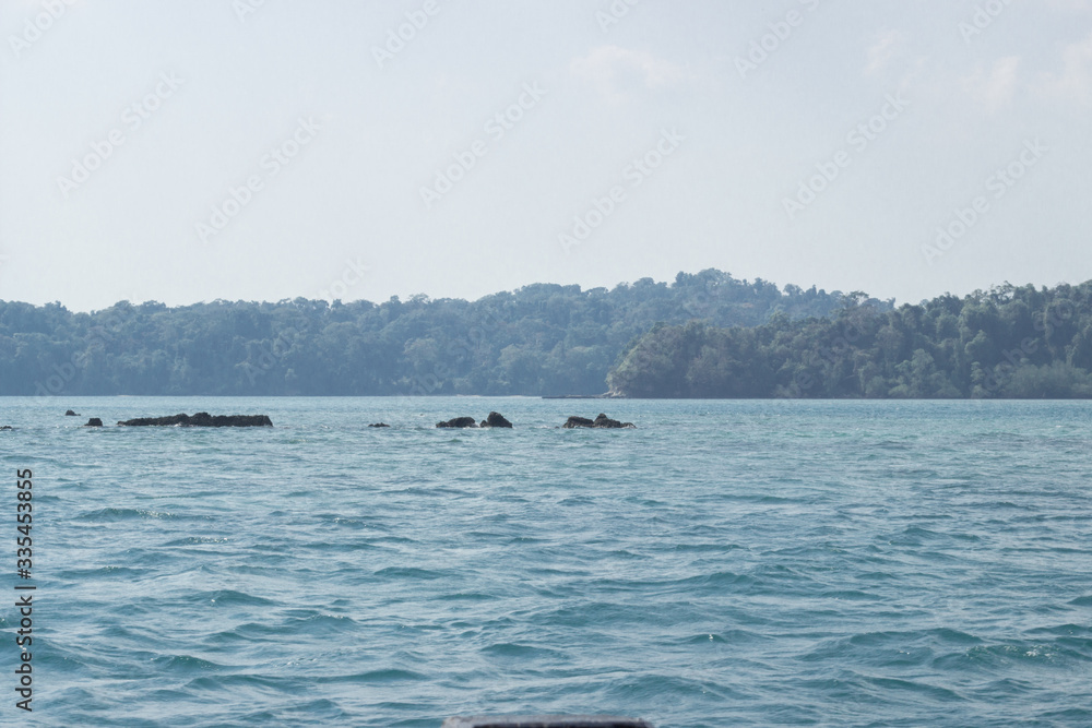 Naklejka premium A shot of Andaman Island in the middle on Indian Ocean with beautiful clouds