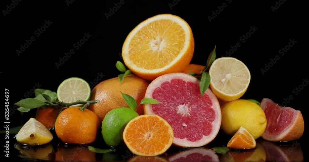 Cut a ripe citrus with leaves on the water. Cut a ripe citrus with leaves on the water.