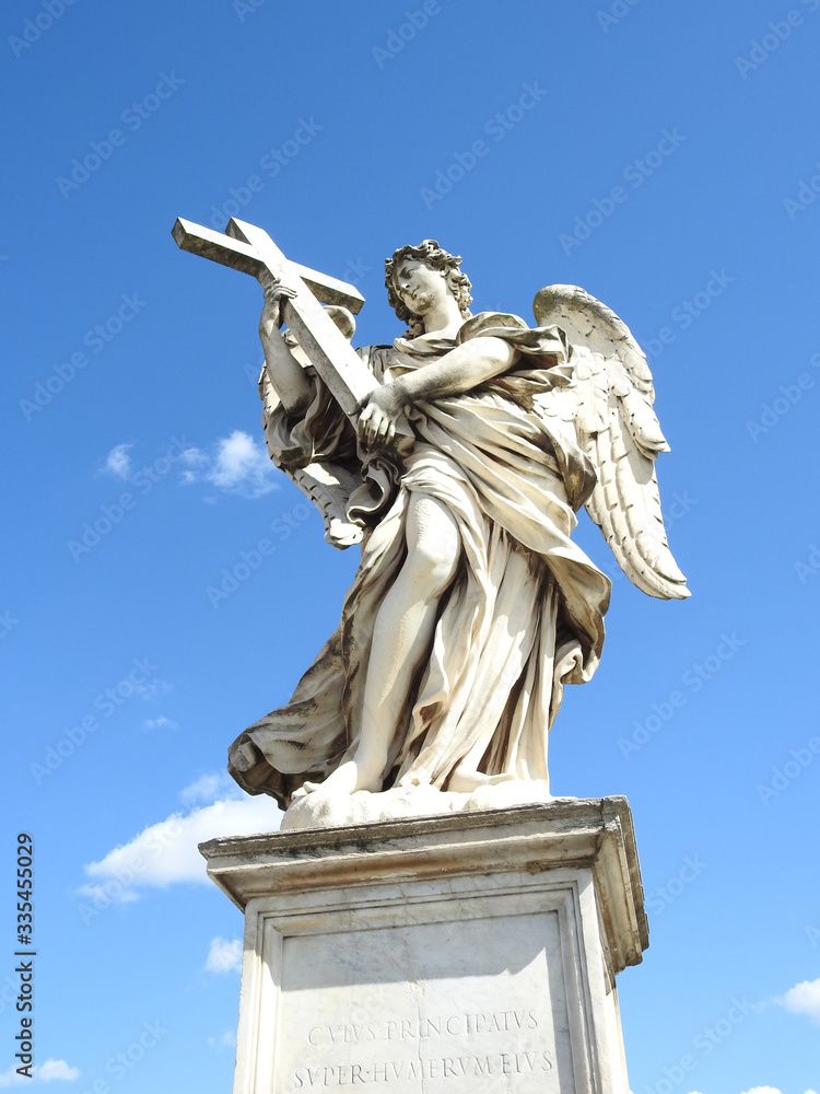 Escultura de angel sobre el puente de San Angelo en Roma, Italia