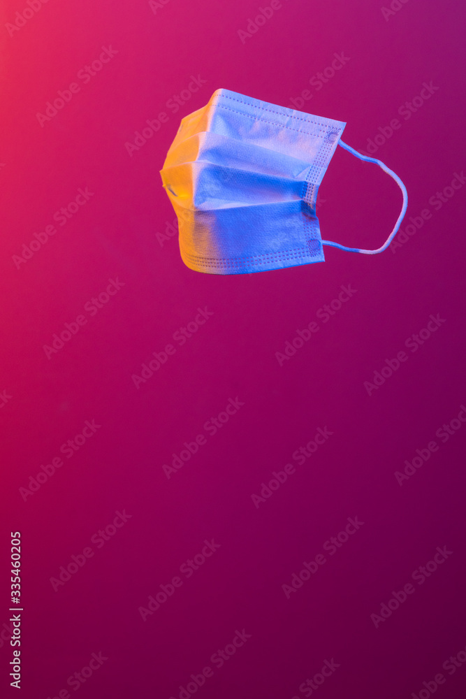 Atemschutzmaske, Corona, Virus, Covid-19, Pandemie, bunte Farben, schwebend Atemschutzmaske, Corona, Virus, Covid-19, Pandemie, bunte Farben, schwebend