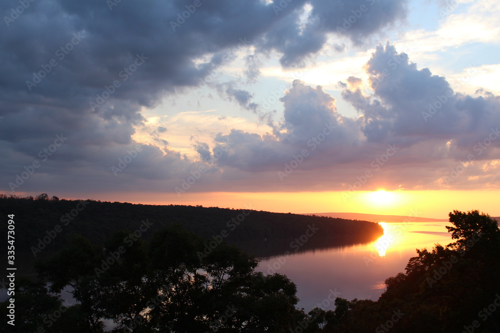 Obraz premium sun set on the windy river