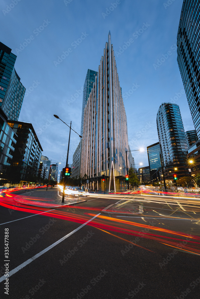 Obraz premium Light trails on a corner in Melbourne CBD
