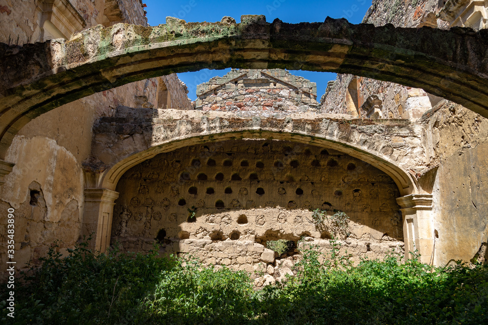 convento de Santa Maria del Soto andonado en ruinas muy deteriorada en Zamora España	