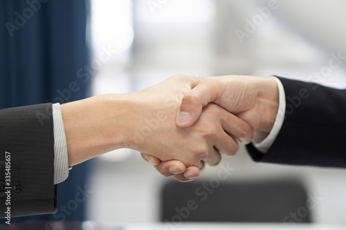 成約の握手をする日本人男性ビジネスマン