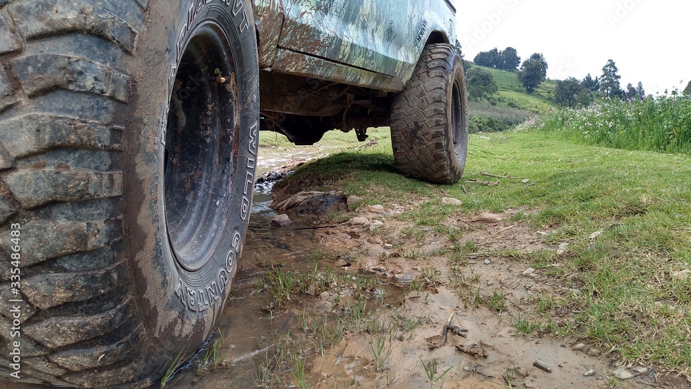 De ruta 4x4 en el bosque (offroad in forest) De ruta 4x4 en el bosque (offroad in forest)