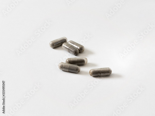 capsulas de medicamento en fondo blanco