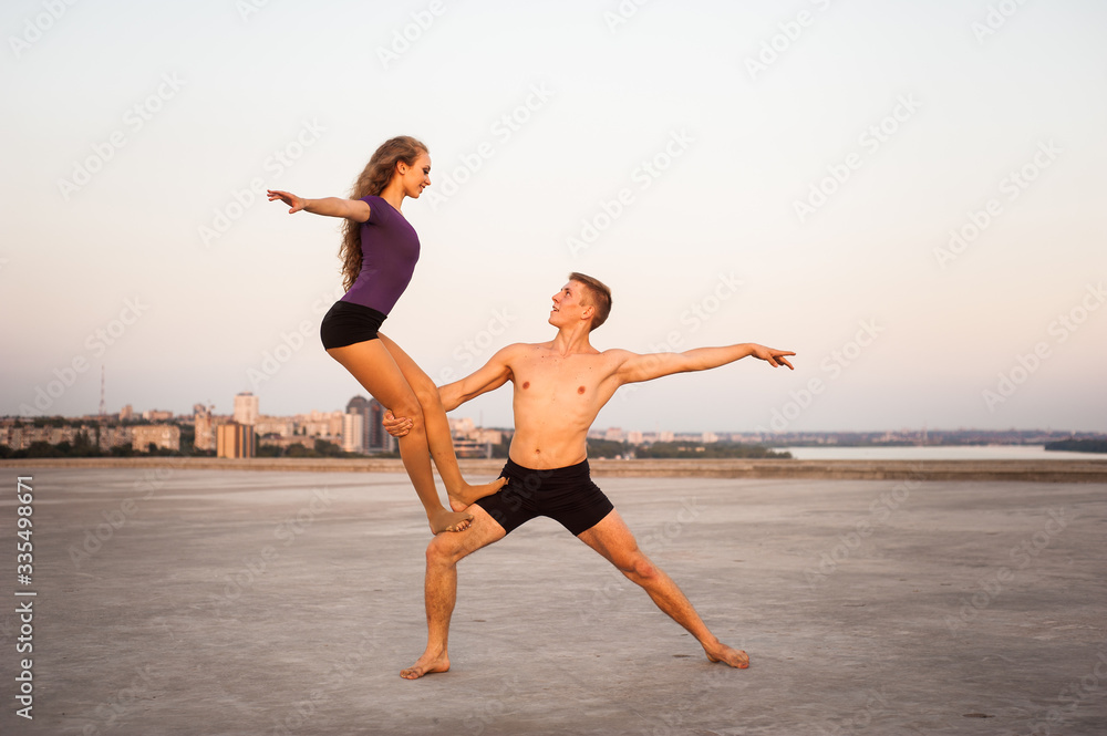 Obraz premium girl and guy dancers perform a passionate dance together outdoors in nature