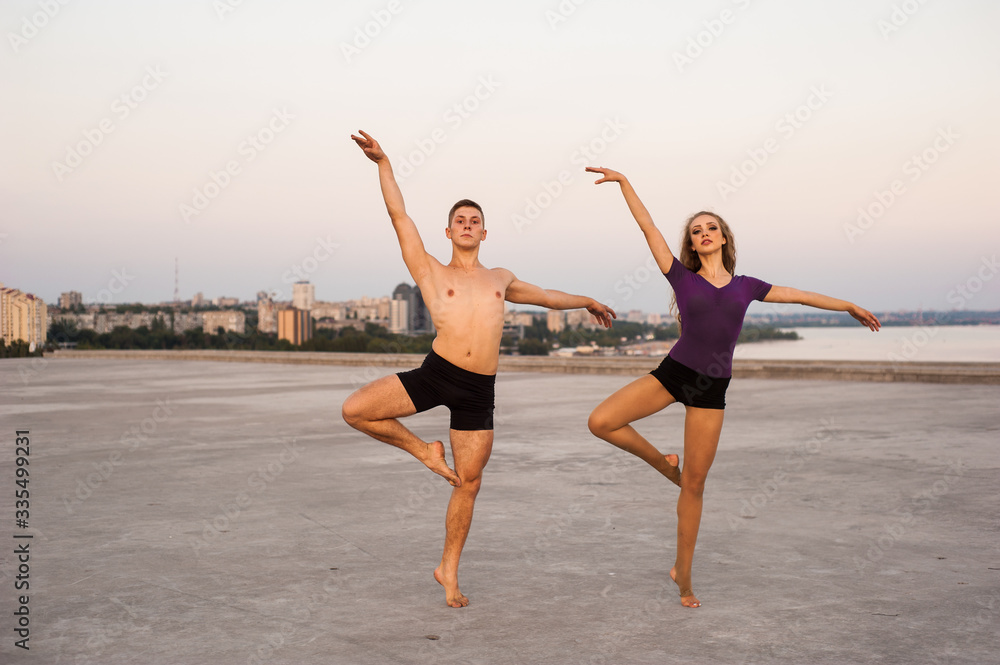 Obraz premium girl and guy dancers perform a passionate dance together outdoors in nature