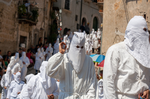 Tableau sur toile hooded men (battenti) beat their chest with a sponge with a nail, losing blood d