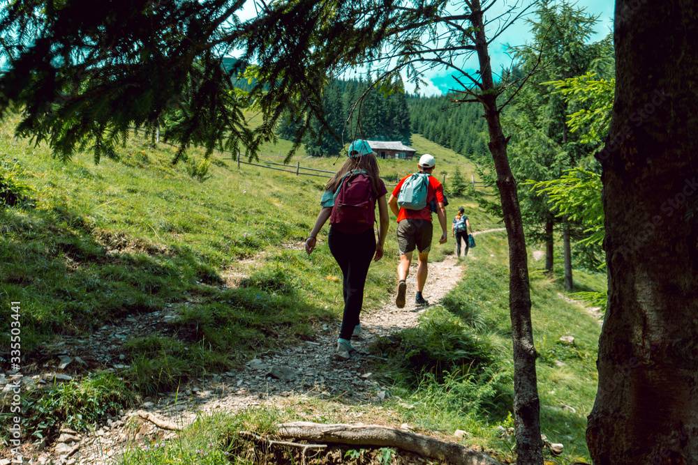 Obraz premium Hiking people in the mountains in nature in the village