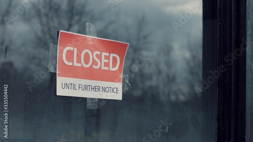 Canvastavla FIXED view of a sign saying Closed until further notice taped to a window