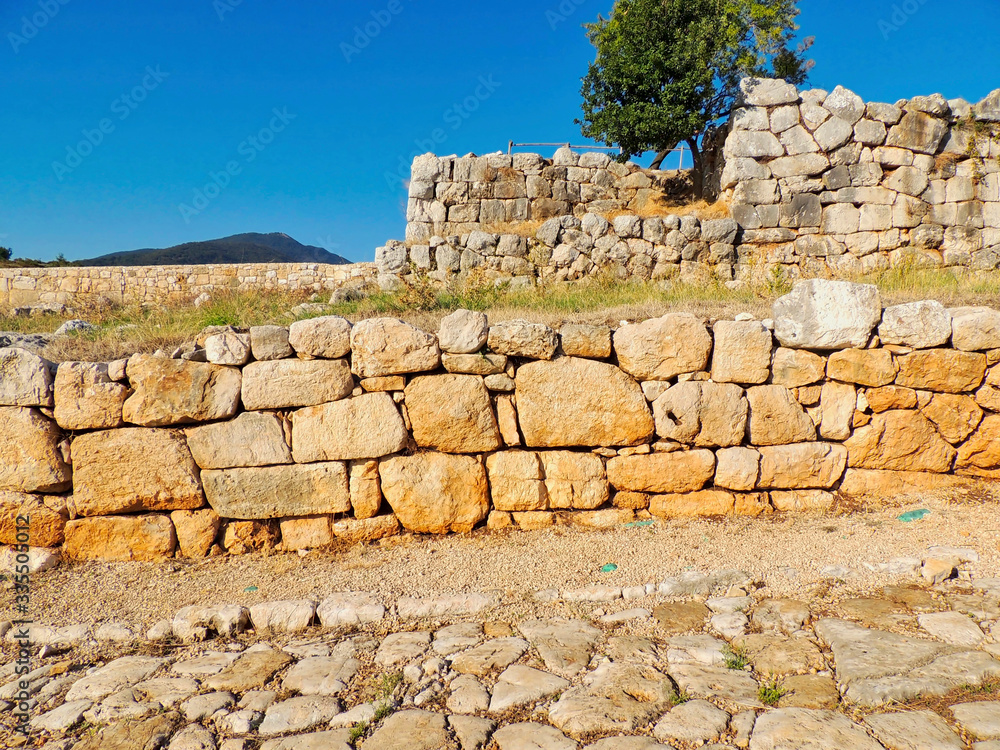 Polygonal Walls in a Roman Vollage